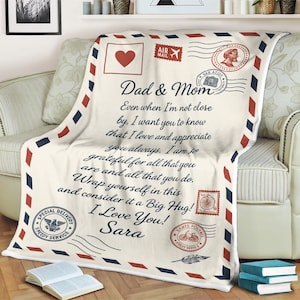Manta con carta de correo aéreo personalizada para padres de hija. Abrazo personalizado en una manta. Regalo para papá y mamá. Manta de amor y aprecio.