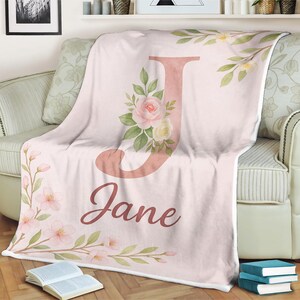 Personalisierte Blumen Name Decke für Mädchen Kundenspezifische Monogramm werfen mit Blumen & Buchstabe J Babypartygeschenk, Kinderzimmer Dekor, Kuschel Fleece