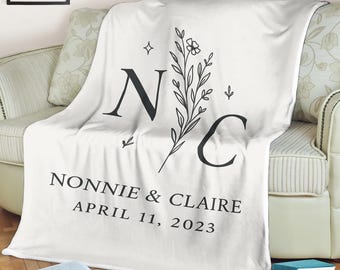 Coperta da matrimonio personalizzata, regalo con nomi e data degli sposi, iniziale botanica minimalista, poster stile coperta per anniversario o casa