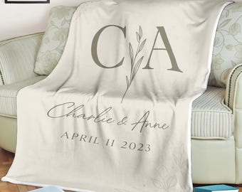 Coperta da matrimonio personalizzata, regalo con nomi e data degli sposi, iniziale botanica minimalista, poster stile coperta per anniversario o casa