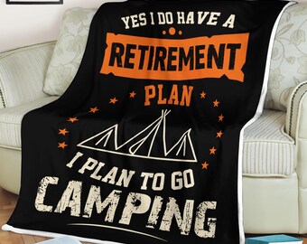 Coperta da campeggio per pensionati, regalo con citazione divertente per campeggiatori, regalo per amanti della vita all'aria aperta, design rustico e avventuroso, morbido ricordo in pile
