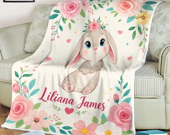 Gepersonaliseerde konijnendeken, deken op maat voor een babymeisje, deken met bloemenprint en konijn, schattige konijnendecoratie voor de babykamer, kraamcadeau, deken met naam