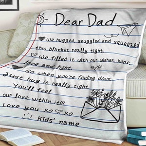 Manta personalizada con texto en inglés "Querido papá, nos abrazamos, nos acurrucamos y nos apretamos". Esta manta es un regalo para papá.