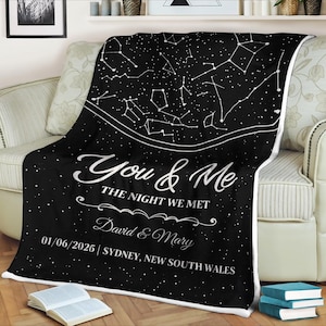 Peut inclure: Couverture noire avec un motif d'étoiles blanc et le texte "You & Me THE NIGHT WE MET David & Mary 01/06/2026 | SYDNEY, NEW SOUTH WALES". La couverture est posée sur un canapé.