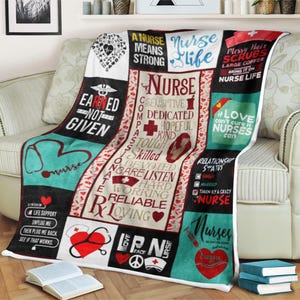 Puede incluir: Una manta de franela de patchwork colorida con un tema de enfermera. Presenta una variedad de frases e imágenes, incluyendo un estetoscopio, un corazón y las palabras "Nurse Life".