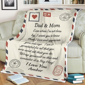 Manta con carta de correo aéreo personalizada para padres de hija. Abrazo personalizado en una manta. Regalo para papá y mamá. Manta de amor y aprecio.