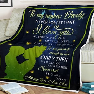 Puede incluir: Una manta de tiro azul y verde con un mensaje que dice: "To my nephew Brody NEVER FORGET THAT I love you IF I COULD GIVE YOU ONE THING IN LIFE, I WOULD GIVE YOU THE ABILITY To see yourself through my eyes ONLY THEN WOULD YOU REALIZE HOW Special YOU ARE TO ME All my Love, Aaa Aaa"