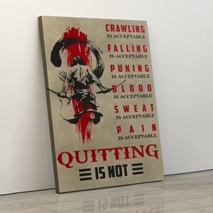 Może przedstawiać: Motivacyjny plakat z czarno-białym obrazkiem osoby trzymającej miecz. Plakat ma beżowe tło z czerwonym tekstem, który brzmi: "Rzężenie jest dopuszczalne, Upadanie jest dopuszczalne, Wymioty są dopuszczalne, Krew jest dopuszczalna, Pot jest dopuszczalny, Ból jest dopuszczalny, Poddawanie się = nie jest =."