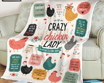 Può includere: Una coperta in pile bianca con illustrazioni colorate di vari polli e molteplici riquadri di testo con frasi come "Crazy chicken lady", "I don't need therapy I just need chickens" e "Eggs today pancakes tomorrow."
