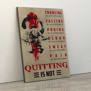 Może przedstawiać: Motivacyjny plakat z czarno-białym obrazkiem osoby w pozycji bojowej. Plakat ma czerwone tło z tekstem "Rzężenie jest dopuszczalne, Upadanie jest dopuszczalne, Wymioty są dopuszczalne, Krew jest dopuszczalna, Pot jest dopuszczalny, Ból jest dopuszczalny, Poddawanie się = nie jest =."