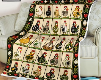 Può includere: Una coperta rettangolare con un motivo a griglia di vari polli in diversi colori e fantasie. Il bordo è verde scuro con cuori rossi e motivi a uovo bianchi. Lo sfondo della griglia è di colore crema chiaro.