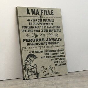 Könnte beinhalten: Ein beigefarbener Leinwanddruck mit einer schwarz-weißen Grafik eines spartanischen Kriegers. Der Text lautet "A ma fille" und enthält eine Botschaft eines Vaters an seine Tochter. Der Text lautet "Je veux que tu crois au plus profond de ton cœur que tu es capable de réaliser tout ce que tu veux et Que Tu Ne Perdras Jamais Tu gagnes ou tu apprends pour avancer et pour atteindre les cieux Je ne peux pas te promettre d'être là pour le reste de ta vie Mais je peux te promettre que je t'aimerai pour le reste de la mienne Ton Père Qui T'aime"