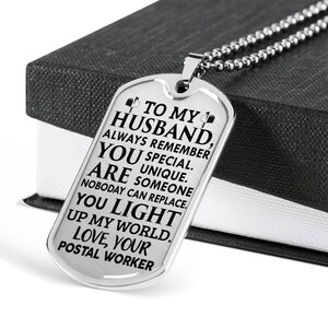 Collar con placa de identificación con letras para mi esposo, iluminas mi mundo, amas a tu cartero, regalo del día del padre, regalo de aniversario, regalo para el esposo