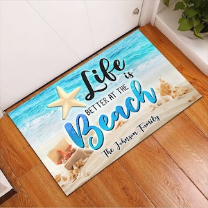 Personalisiertes Leben ist besser am Strand Fußmatte, benutzerdefinierte Strandhaus Familie Fußmatte, Strand Willkommen Fußmatte, Abschluss Geschenk Wohnkultur
