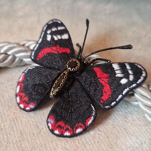 Broche de mariposa, pin bordado artístico, regalo de entomología para abuela