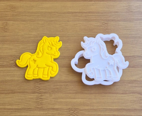 Unicorn-Shaped Cookie Cutter, Magical Mold for Sweets, Parties, and Gifts, Perfect for Children and Fantasy Enthusiasts