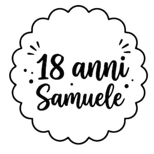 Gepersonaliseerde koekjesvorm voor een 18e verjaardag | Naamstempel '18 jaar' | Gegolfde mijlpaalkoekjesvorm | Embossingsstempel voor tienerverjaardag 8 cm