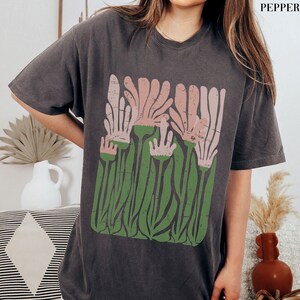 Boho Floral Shirt Wildflower Crewneck Retro Flower Tee Comfort Color Tshirt Vintage Botanical Spring Apparel Cottagecore Nature Granola Girl