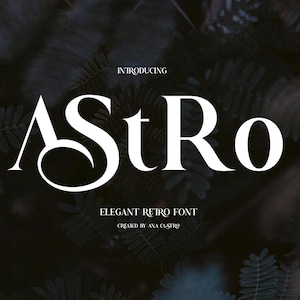 Op de afbeelding: Introductie van Astro, een elegant retro lettertype gemaakt door Ana Castro. Het lettertype wordt weergegeven in wit tegen een donkere achtergrond met bladeren.