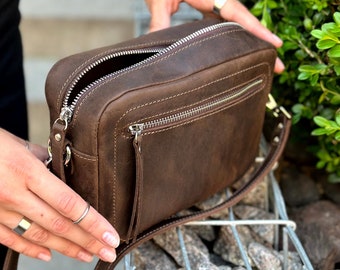 Bolso bandolera de piel marrón hecho a mano: correa ajustable