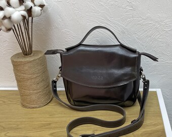 Sac bandoulière en cuir marron fait main : style vintage ciré