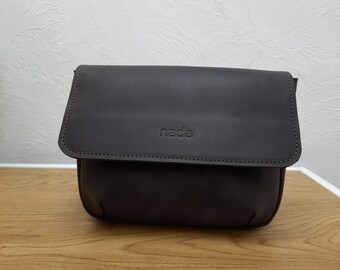 Sac bandoulière en cuir marron fait main : bandoulière réglable