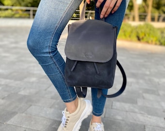 Mochila de couro azul escuro feita à mão: bolsa feminina conversível