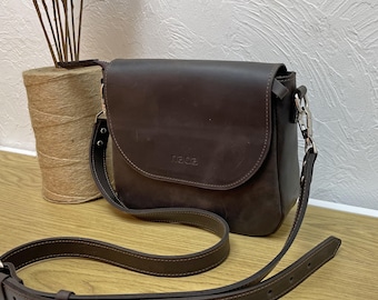 Sac bandoulière en cuir marron fait main : bandoulière réglable