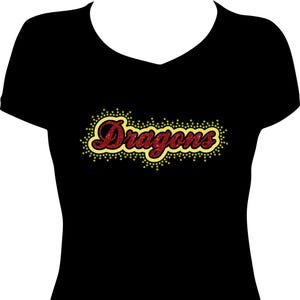 Op de afbeelding: Zwart v-hals T-shirt met het woord "Dragons" in rode glitterletters, geel omlijnd en met gele stippen. Het shirt is effen zwart van kleur.