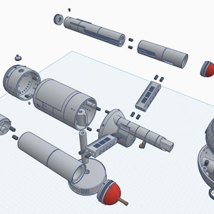 Peut inclure: Un modèle de robot futuriste démonté avec une tête ronde, un corps long et une antenne rouge et blanche. Le robot est fait de plastique gris et a un design détaillé.