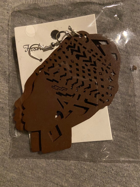Black queen earrings outlet