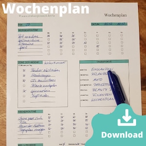 Può includere: Un planner settimanale con una penna blu sopra. Il planner ha una sezione per i compiti quotidiani, una sezione per i compiti settimanali e una sezione per le routine del mattino e della sera. Il planner è intitolato "Wochenplan", che in tedesco significa "pianificatore settimanale".