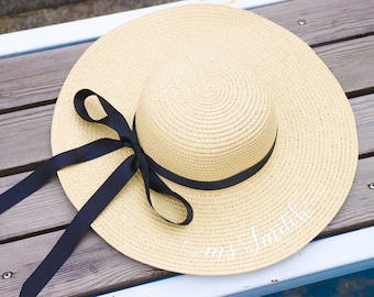 Élégant chapeau de plage d'été en paille tressée personnalisée, chapeau de parasol pour femme - indispensable pour les vacances à la mode brodé avec ruban noir, cadeau de demoiselle d'honneur