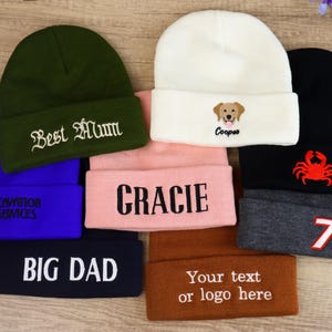 Peut inclure: Plusieurs bonnets de couleurs variées, dont bleu, vert, rose, noir et marron. Certains bonnets présentent des broderies telles que "Best Mum", "Gracie" et "BIG DAD". D'autres ont des motifs comme un crabe, un chien et le chiffre 7.
