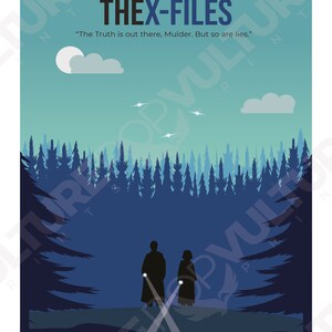 Może przedstawiać: Minimalistyczny projekt plakatu z tytułem "The X-Files" w pogrubionym białym tekście i sloganem "The Truth is out there, Mulder. But so are lies." Plakat przedstawia sylwetki dw&oacute;ch postaci stojących w ciemnym lesie z niebieskim niebem i białymi chmurami w tle.