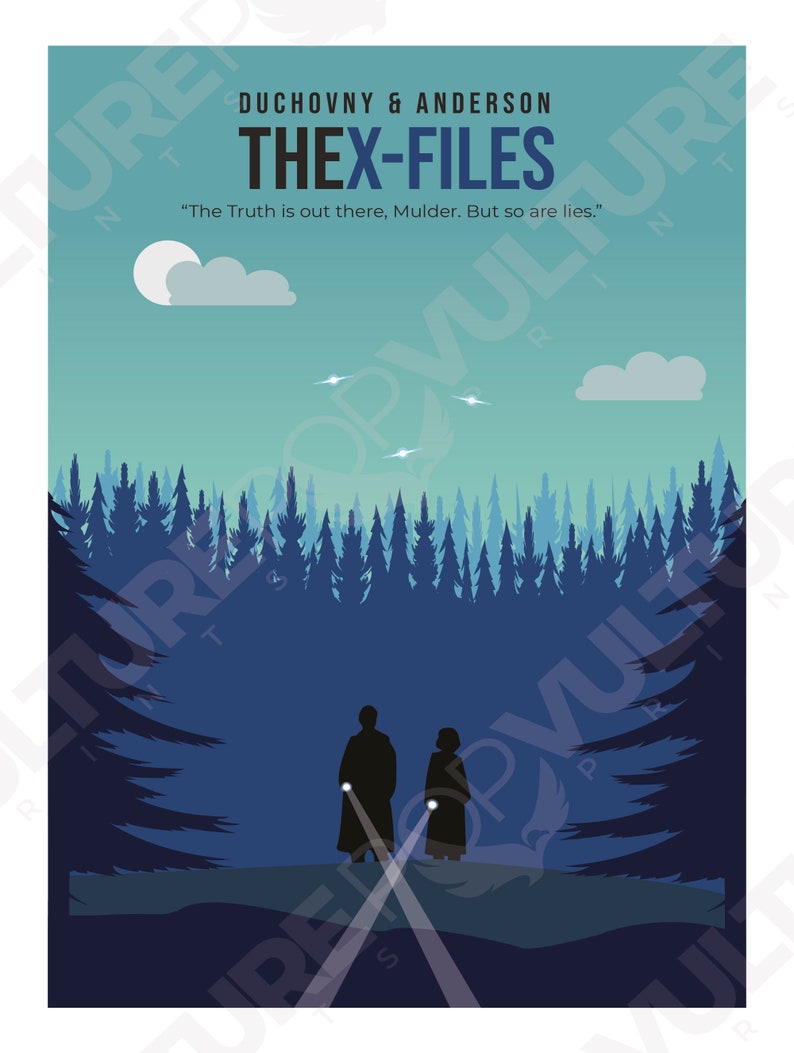 Może przedstawiać: Minimalistyczny projekt plakatu z tytułem "The X-Files" w pogrubionym białym tekście i sloganem "The Truth is out there, Mulder. But so are lies." Plakat przedstawia sylwetki dw&oacute;ch postaci stojących w ciemnym lesie z niebieskim niebem i białymi chmurami w tle.