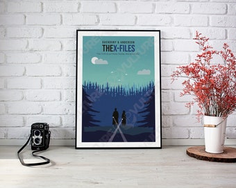 Puede incluir: Un póster con un fondo azul oscuro que presenta dos figuras caminando por un camino en un bosque. El póster tiene el texto "DUCHOVNY & ANDERSON THEX-FILES The truth is out there, Mulder, but can you see it?"