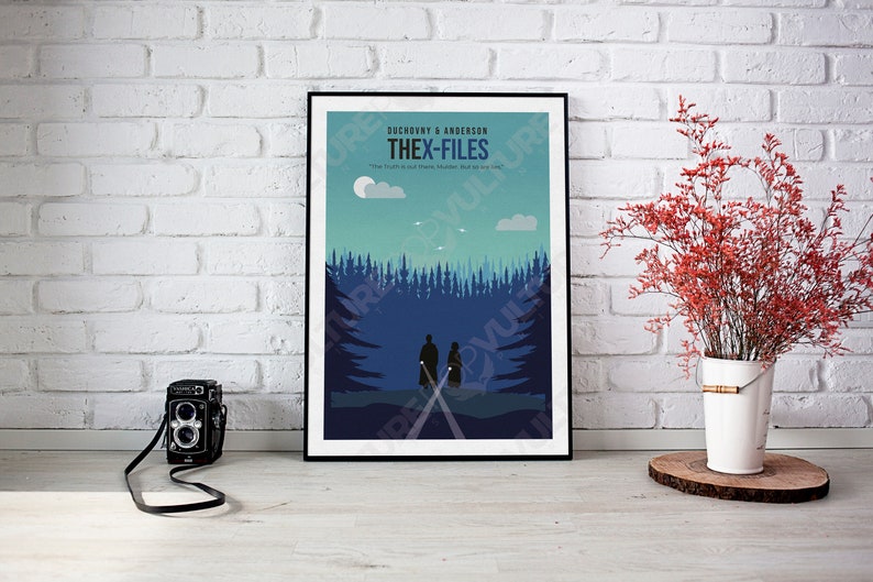 Może przedstawiać: Plakat z ciemnoniebieskim tłem przedstawiający dwie postacie idące drogą w lesie. Plakat zawiera tekst "DUCHOVNY & ANDERSON THEX-FILES The truth is out there, Mulder, but can you see it?"