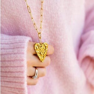 Collier sautoir coeur acier inoxydable or – Chaîne trombone diamantée or 87 cm – Pendentif cœur martelé or – collier long coeur doré