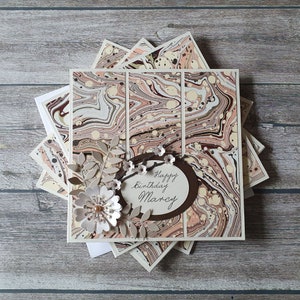 Hochzeit | Jubiläum | Geburtstag | Muttertag handgemachte Grußkarte mit floralem Etikett auf marmoriertem Papier