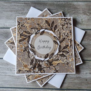 Hochzeit | Jubiläum | Geburtstag | Muttertag handgemachte Grußkarte mit floralem Etikett auf marmoriertem Papier