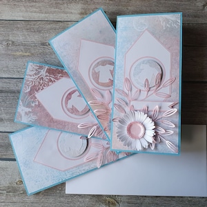 Tarjeta de bautismo hecha a mano con gerbera y túnica