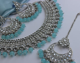 Mahvish Baby Blue - Conjunto de collar, aretes y Tikka bañados en plata