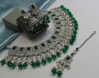 Isha Green - Collana con orecchini e set Tikka