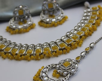 Orecchini Neysha in argento con collana inversa AD e set Tikka in giallo