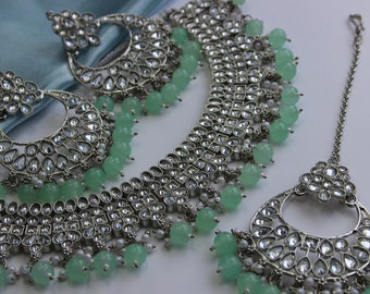 Mahvish Baby Blue - Conjunto de collar, aretes y Tikka bañados en plata