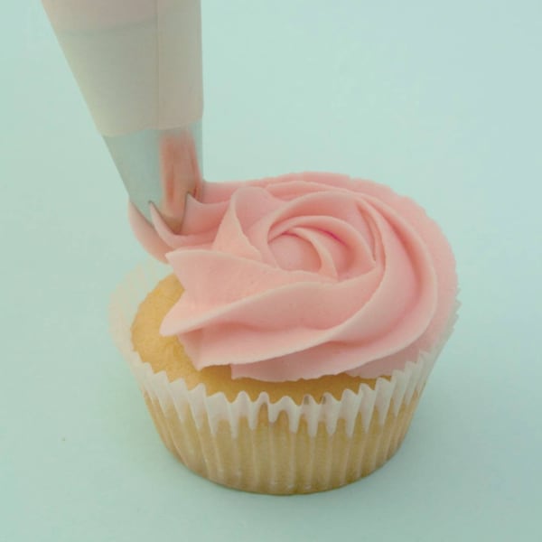 2D  stainless steel cake decorating piping tip.  star piping nozzle. Perfect for swirls and buttercream  Rossettes large swirls