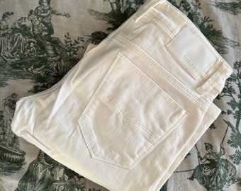 Vaqueros Diesel blancos vintage unisex, talla M, rectos, tiro medio, estilo minimalista, fabricados en Italia.