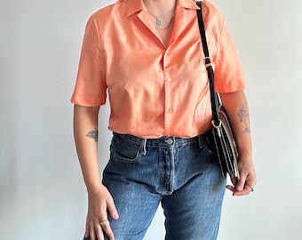 Blusa vintage color melocotón de los 80 | Camisa de manga corta con cuello en V | Top ligero de satén | Camisa abotonada de verano para mujer
