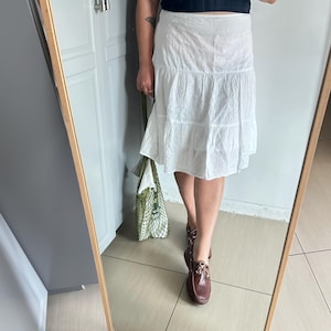 Jupe mi-longue en coton blanc vintage années 90 avec broderies florales | Taille L | Jupe en dentelle Sangallo, longueur genou | Fabriquée en Italie